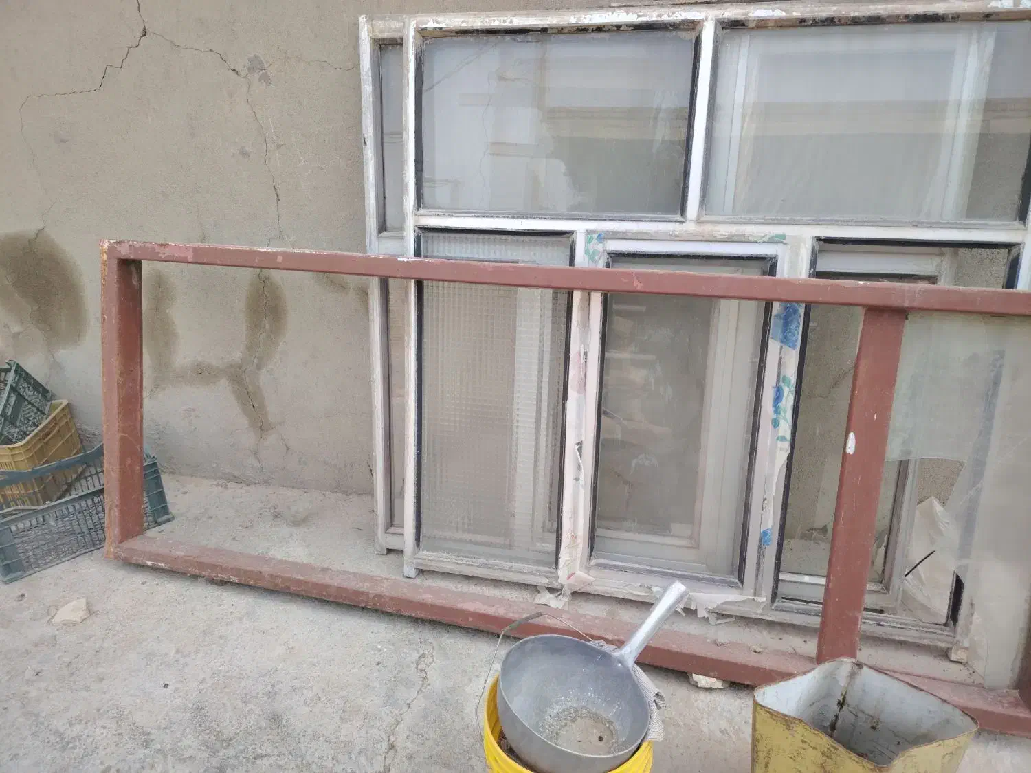 درب قدیمی المنیوم قدیمی وسفید یخچالی|مصالح و تجهیزات ساختمان|خلیفان, |دیوار