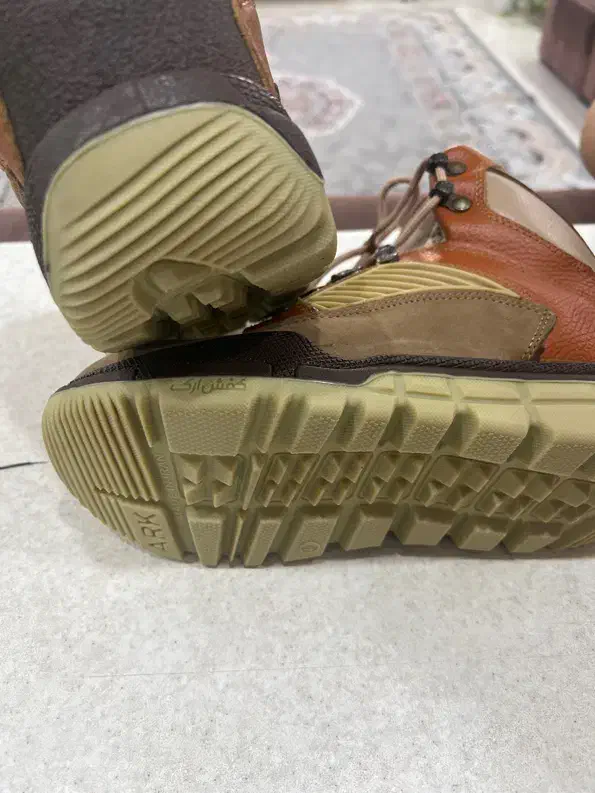 کفش کوهنوردی ارک|کیف، کفش، کمربند|صدرا-فارس, فاز ۱|دیوار