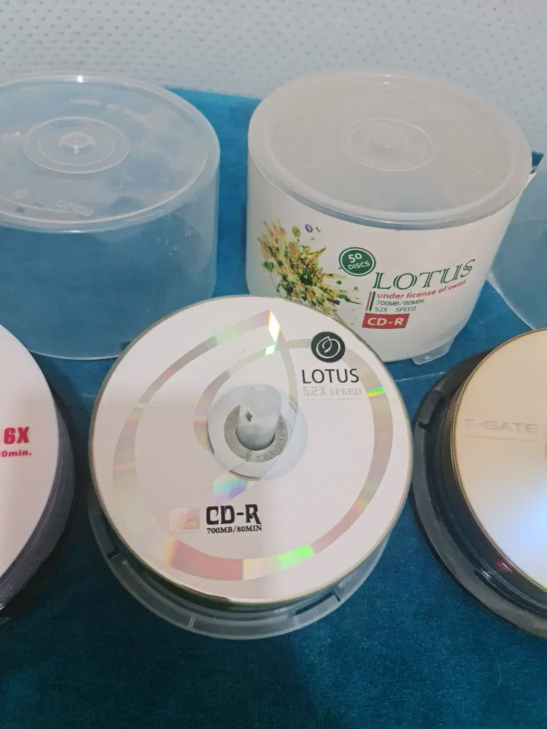 تعدادی سی دی و دی وی دی CD و DVD|قطعات و لوازم جانبی رایانه|اصفهان, خرم|دیوار