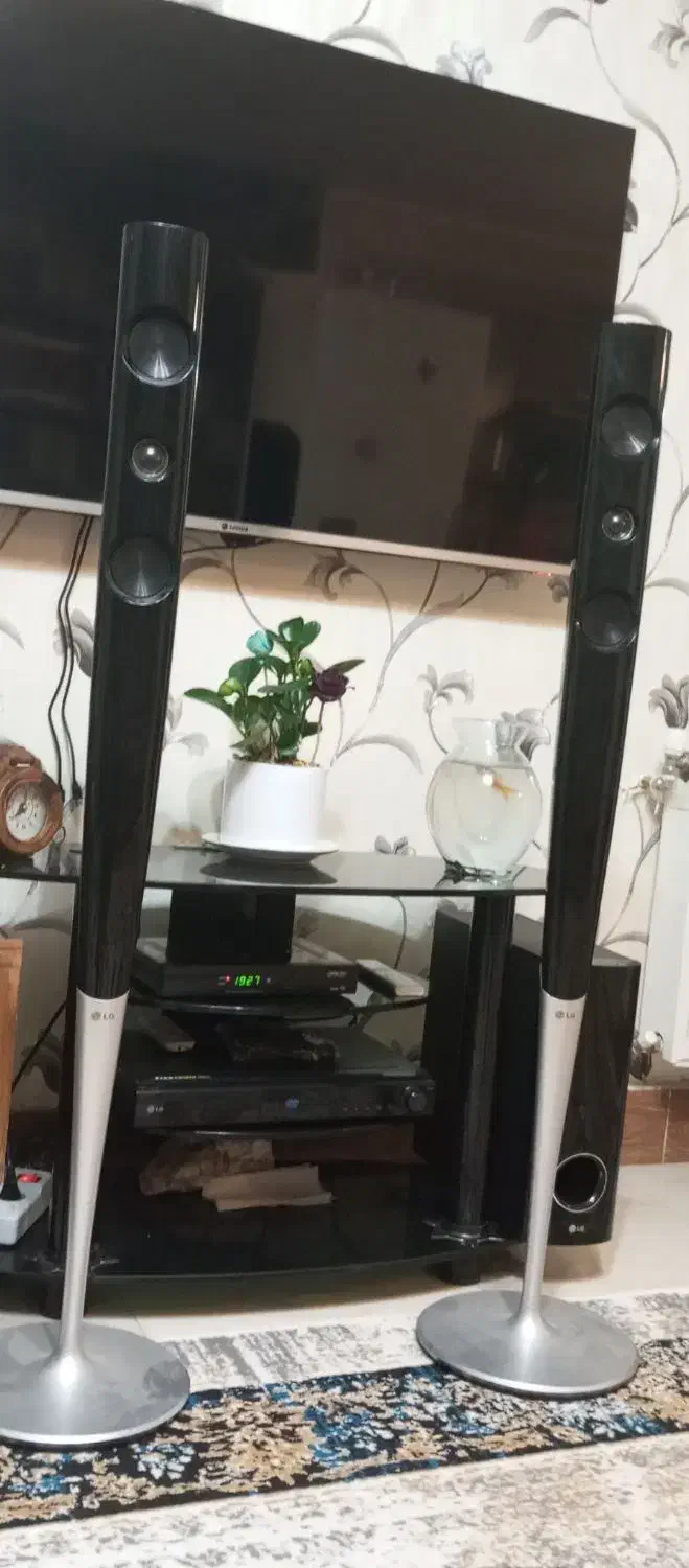 سینما خانگی و میز شیشه ای|تلویزیون و پروژکتور|صدرا-فارس, فاز ۲|دیوار