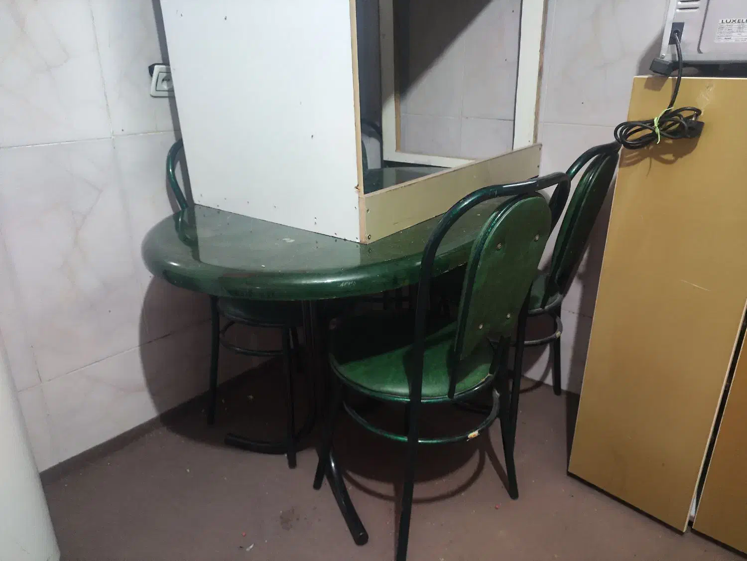 لوازم منزل گاز تستر ماشین لباسشویی میز ناهار خوری|مبلمان خانگی و میز عسلی|مشکیندشت, |دیوار