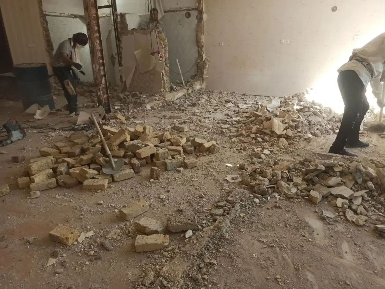 تخریب کلی و جزئی ساختمان و بازسازی حمل نخاله مصالح|خدمات پیشه و مهارت|خرم‌آباد, |دیوار