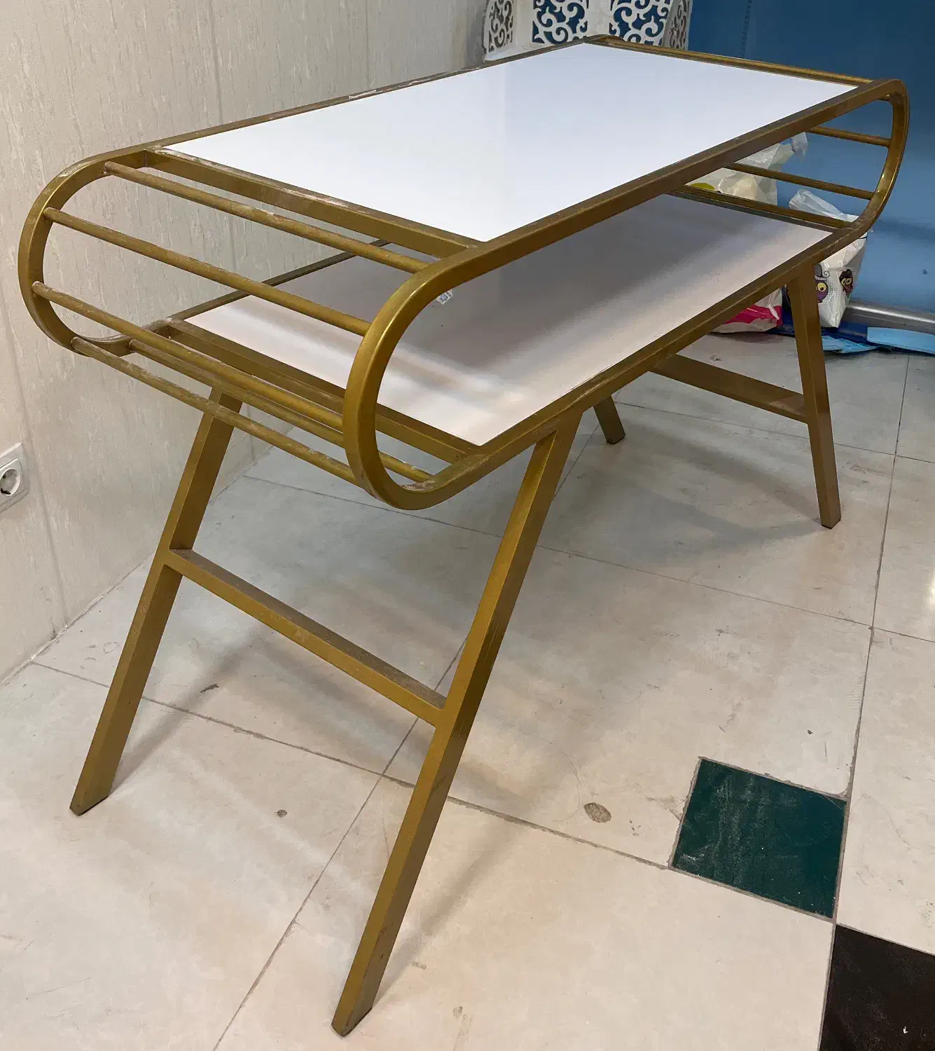 میز ناخن به همراه صندلی و استند لاک|آرایشگاه و سالنهای زیبایی|بندر ماهشهر, |دیوار