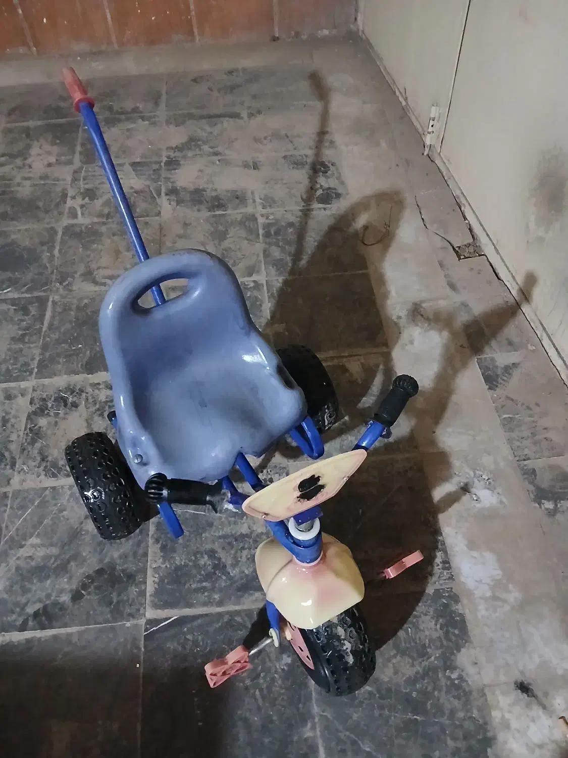 سه چرخه بچگانه|اسباب‌بازی بچه|قائن, |دیوار