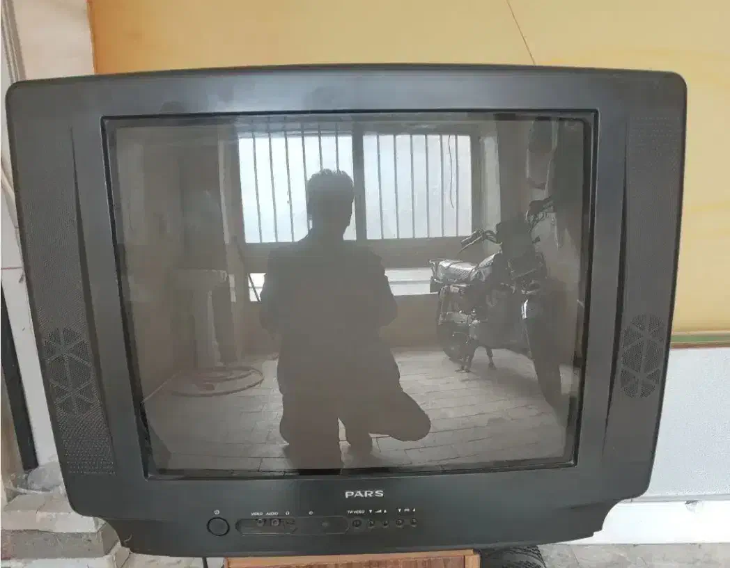 تلویزیون رنگی ۲۱ اینچ پارس (عکس تزیینی )|تلویزیون و پروژکتور|سمنان, |دیوار