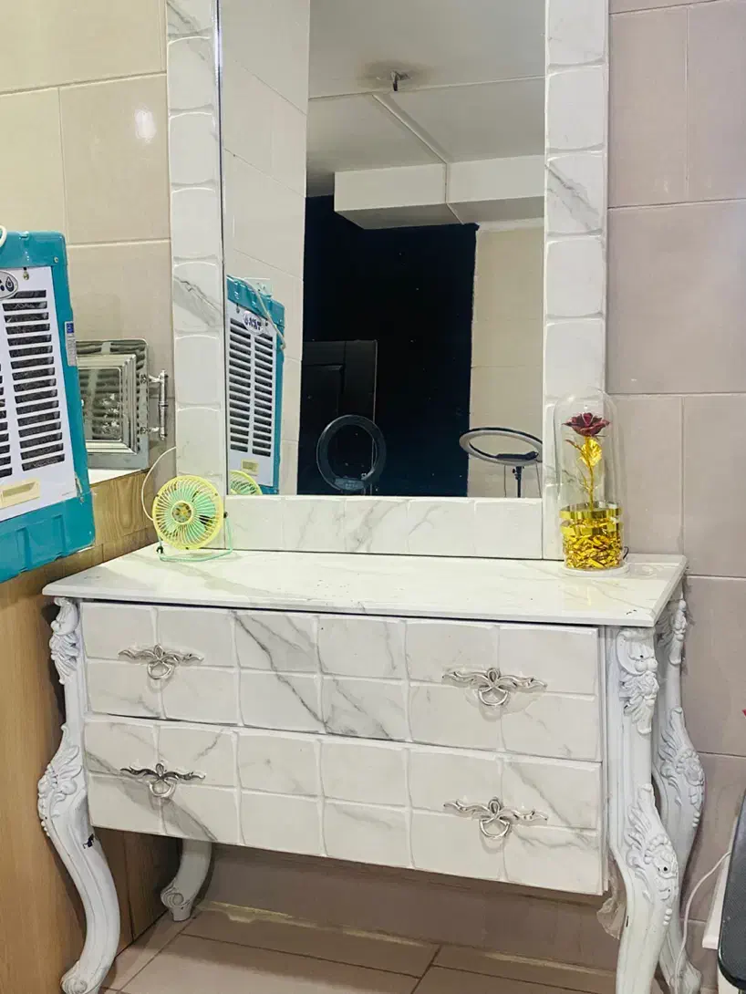 اینه کنسول تمیز قیمت عالی|بوفه، ویترین، کنسول|گلبهار, شهر جدید گلبهار|دیوار