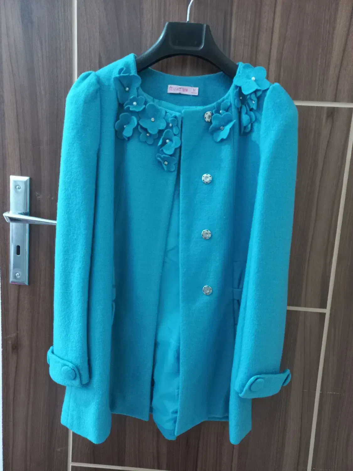 پالتو و بلوز دامن بافت|لباس|قم, بنیاد|دیوار