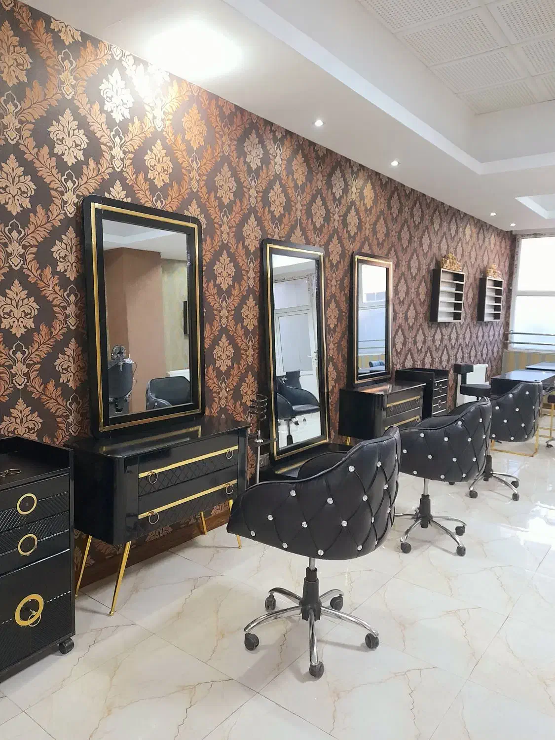 اجاره لاین های آرایشگاه(ناخن کار،مژه کار،رنگ لایت)|خدمات آرایشگری و زیبایی|کرج, گوهردشت|دیوار