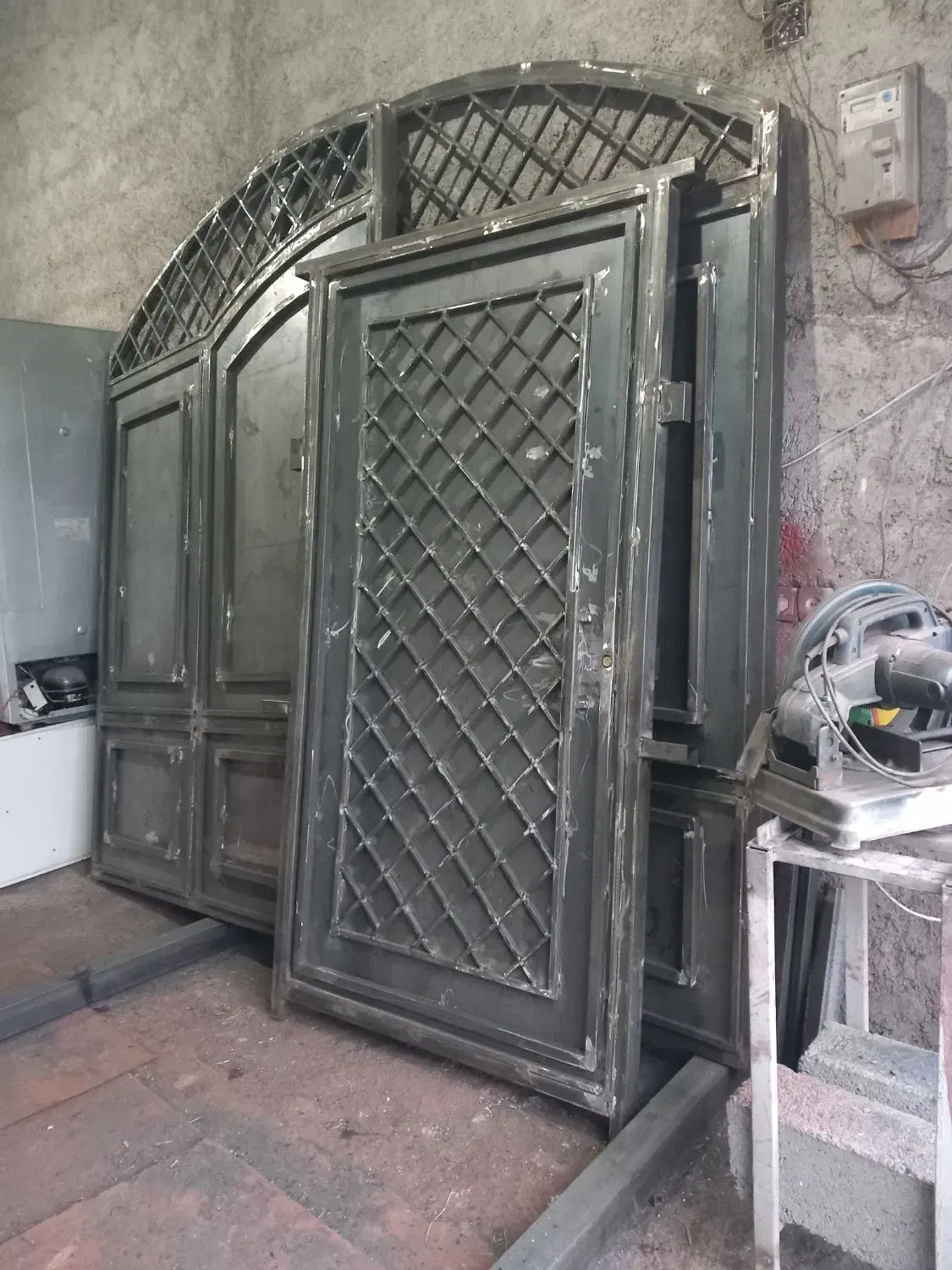 آهنگری و درب پنجره سازی فلزی رستمی|خدمات پیشه و مهارت|رشت, حومه رشت|دیوار