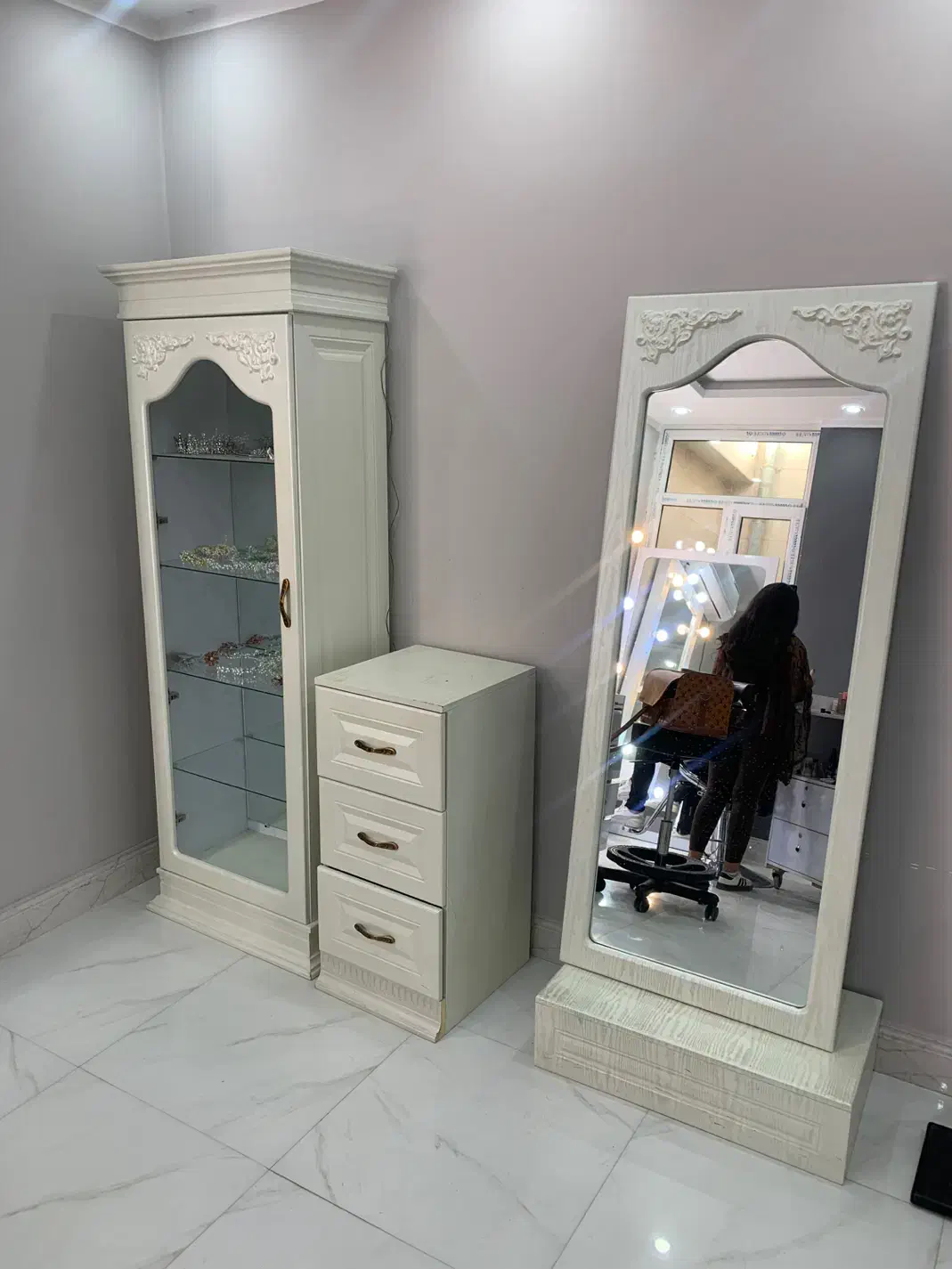 دکر برای شنیون آینه قدی کشو سه طبقه و بوفه|آرایشگاه و سالنهای زیبایی|بهبهان, |دیوار