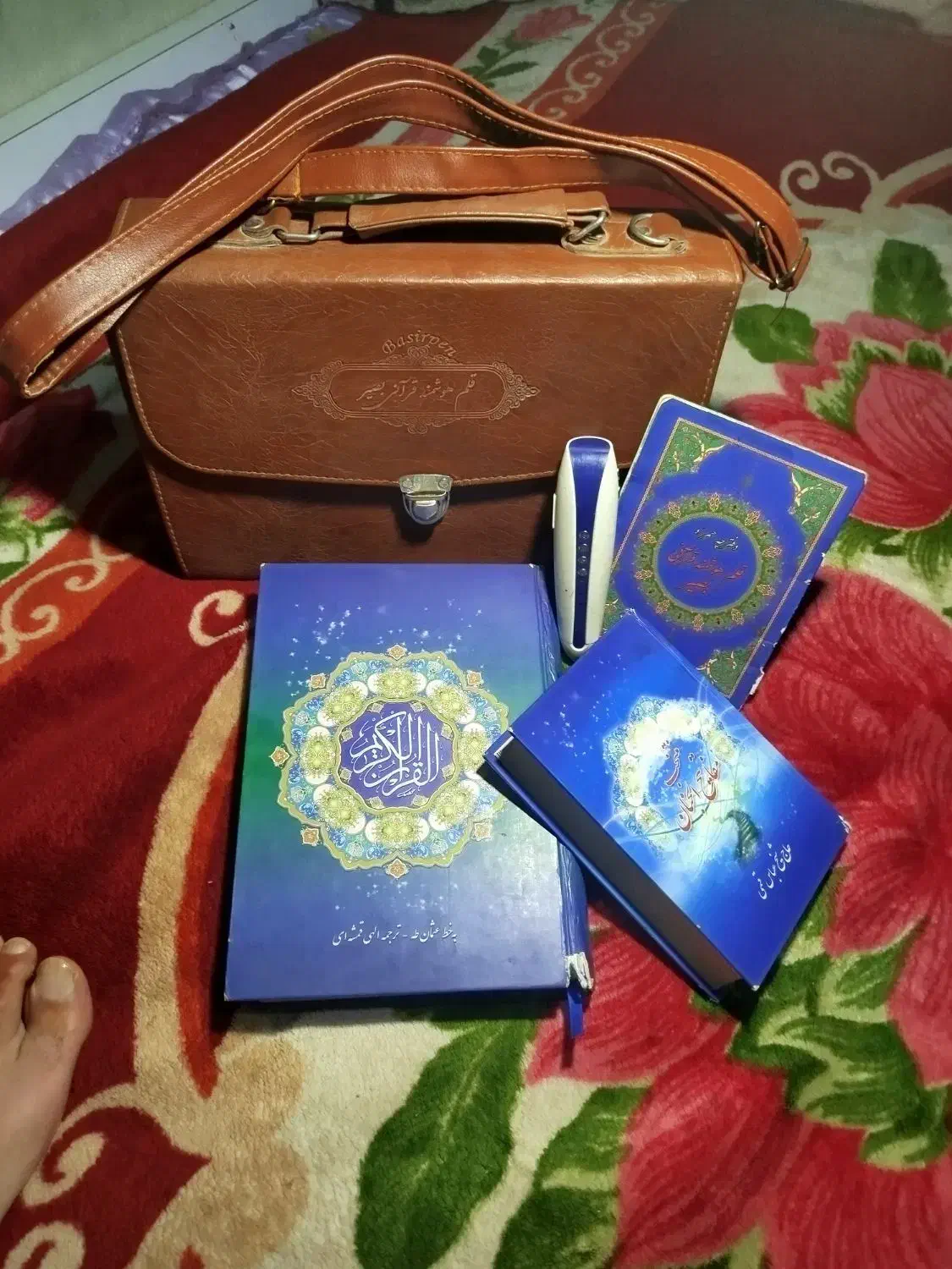 پک کامل قرآن وکیف چرمی و قلم بصیرو قرآن کریم کیف|کتاب و مجله مذهبی|گلبهار, شهر جدید گلبهار|دیوار