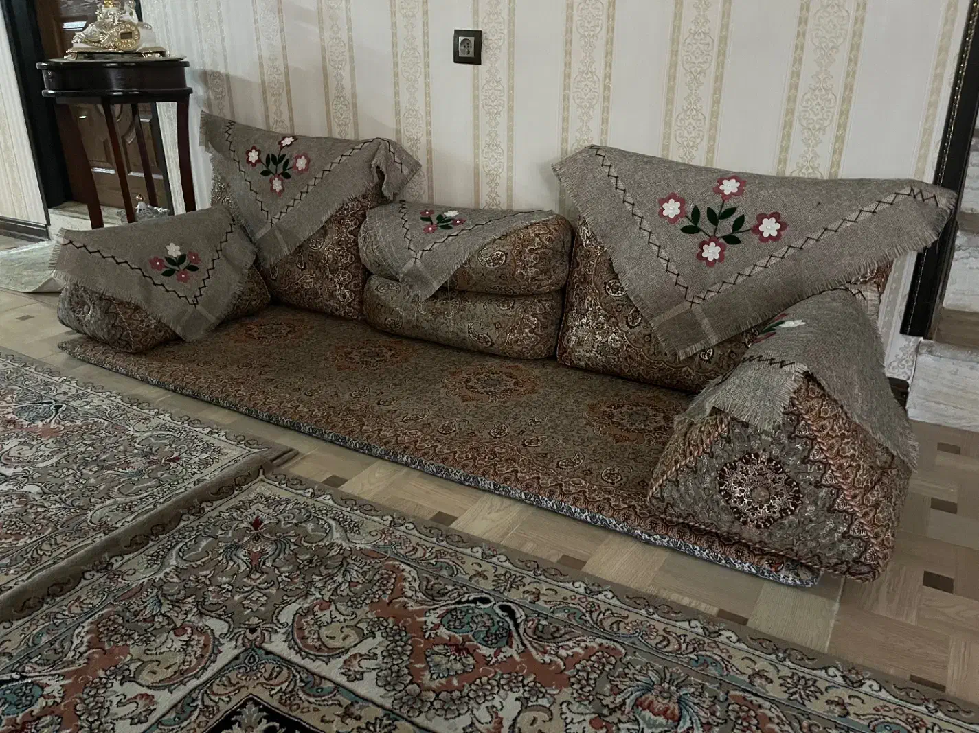 شاه نشین|مبلمان خانگی و میز عسلی|یزد, |دیوار