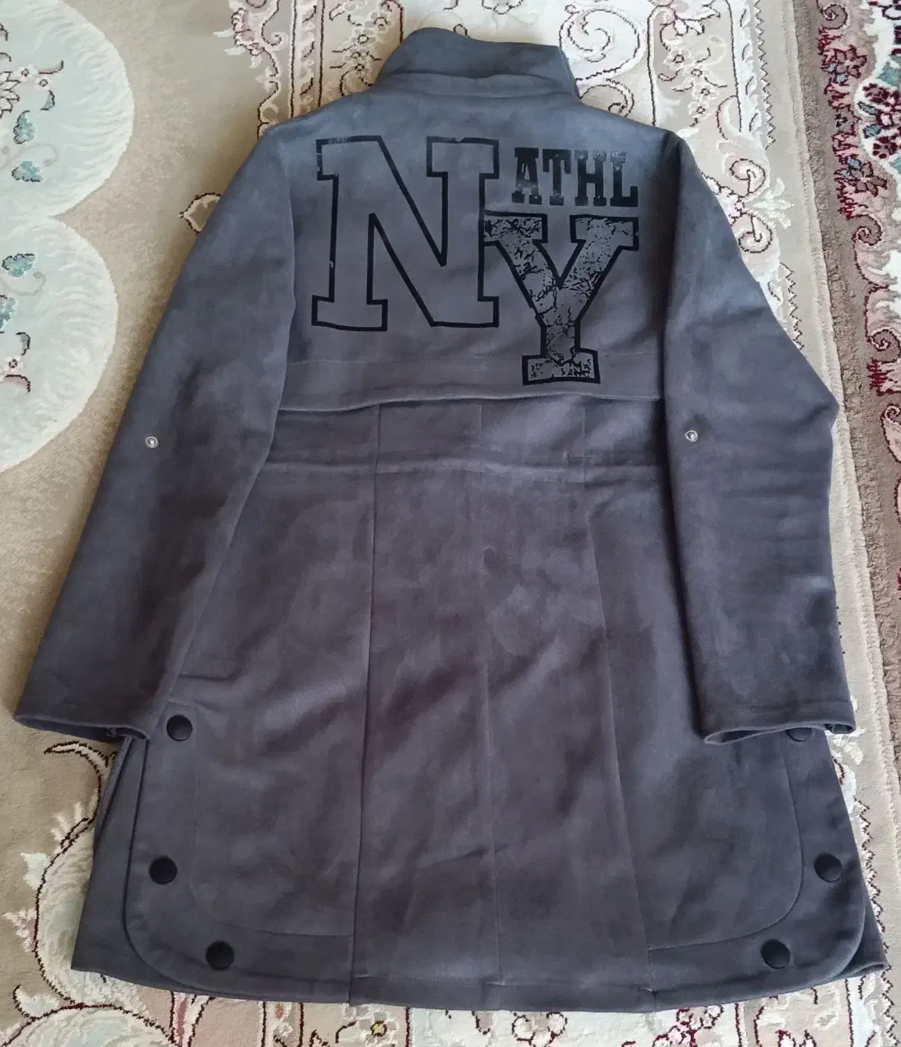 پالتوسوئیت کلاه دار|لباس|فلاورجان, |دیوار