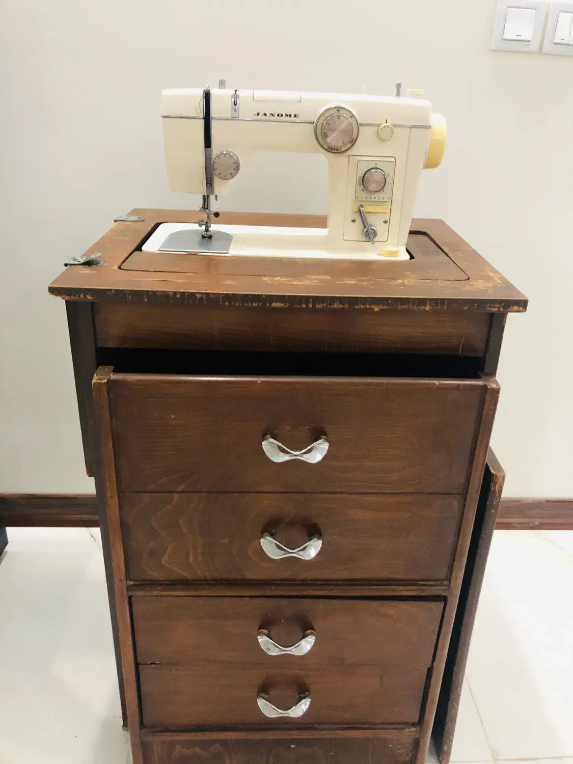 چرخ خیاطی ژانومه ۸۰۲ با میز وصندلی|چرخ خیاطی و ریسندگی|تهران, شهرک ولیعصر شمالی|دیوار