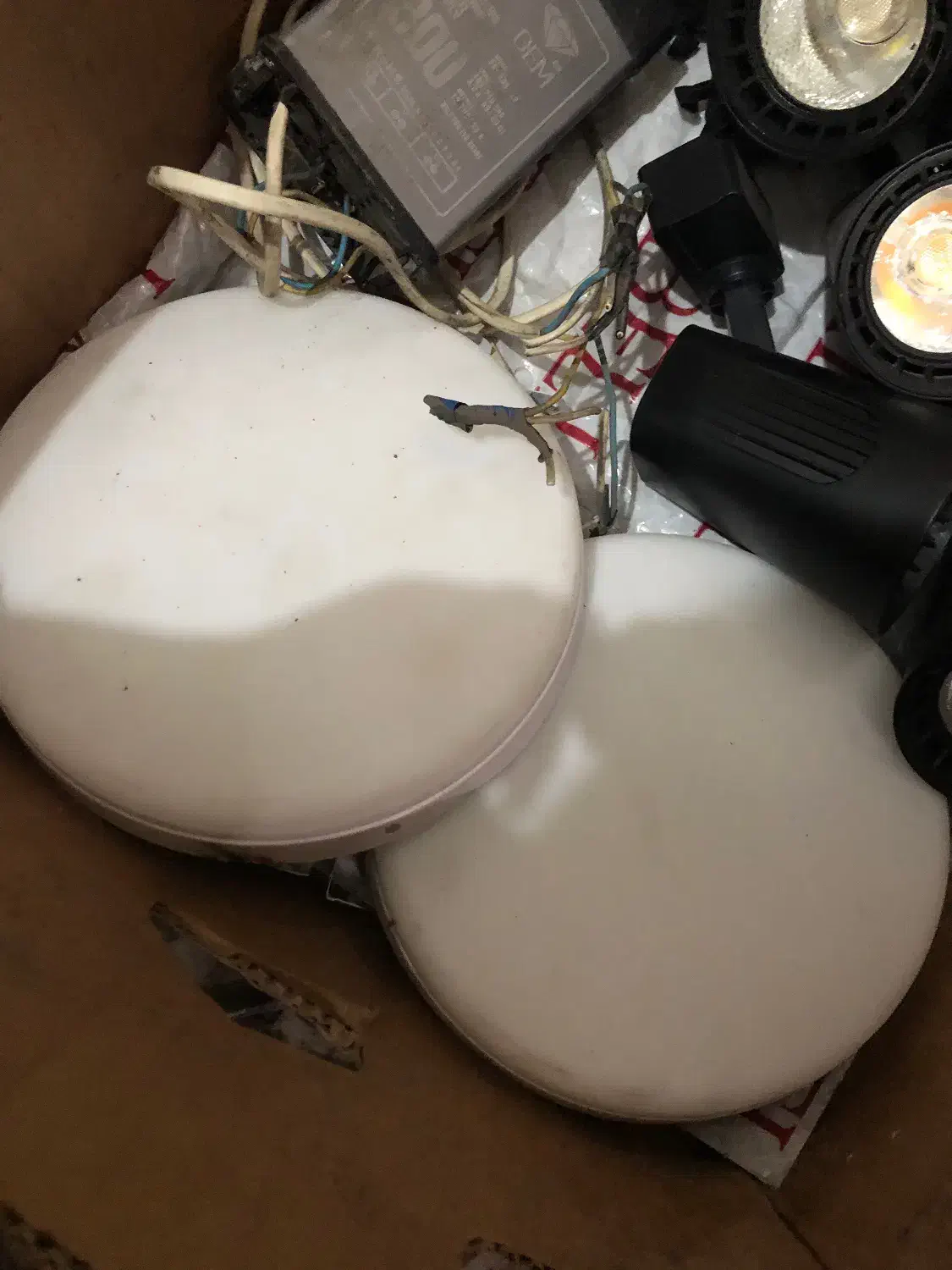 لامپ ترانس تابلو پروژکتور پریز برق لامپ ریلی سقفی|لامپ و چراغ|رشت, جماران|دیوار