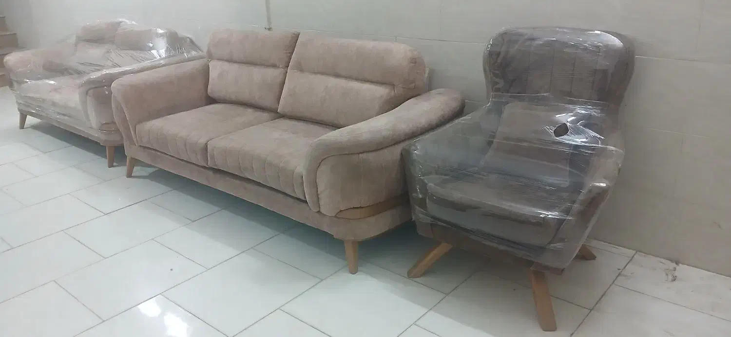 چنددست مبل درحدنو|مبلمان خانگی و میز عسلی|یزد, |دیوار