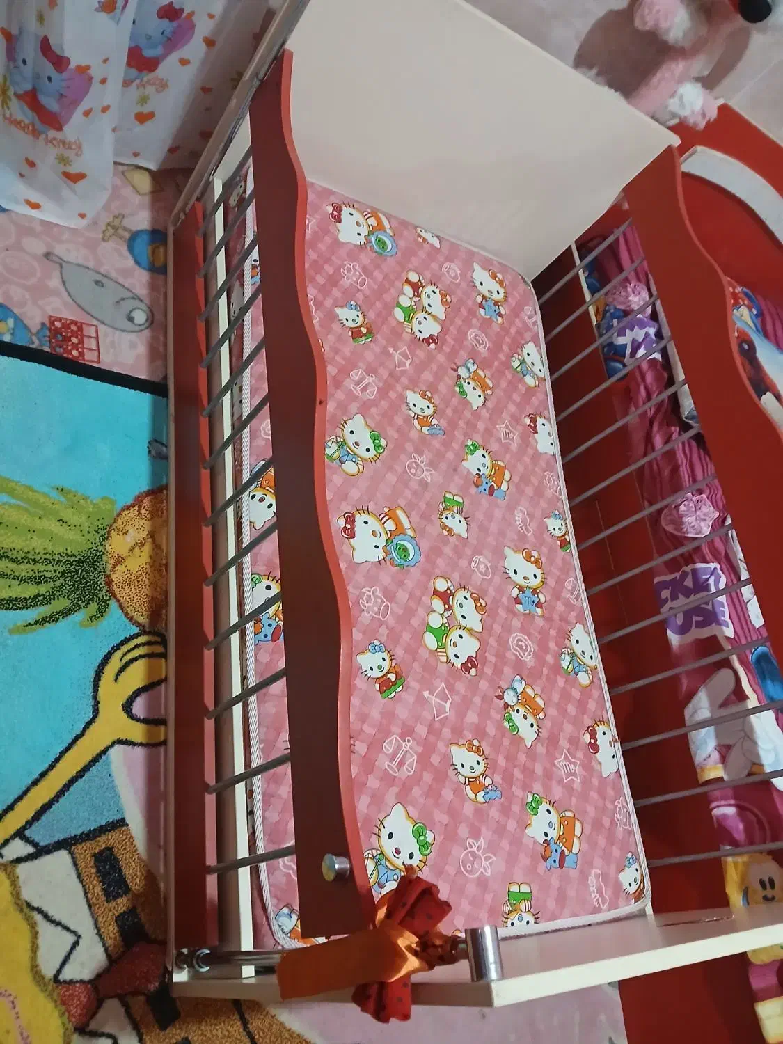 تخت نوزاد با تشک|تخت و صندلی بچه|سیرجان, |دیوار