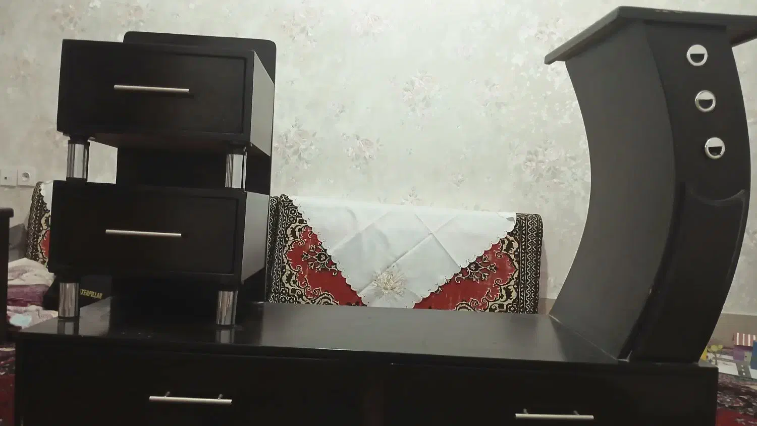 تخت خواب دونفره به همراه آینه درایور و پاتختی|تخت و سرویس خواب|بیرجند, |دیوار