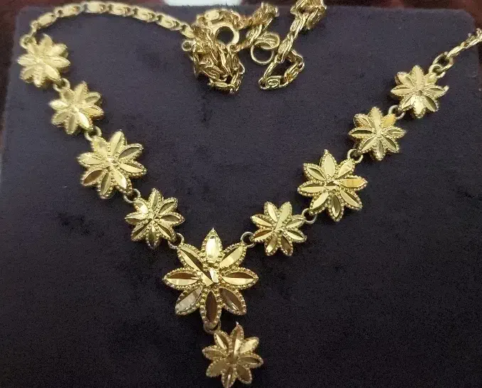 گردنبند و گوشواره|بدلیجات|اصفهان, خانه اصفهان|دیوار