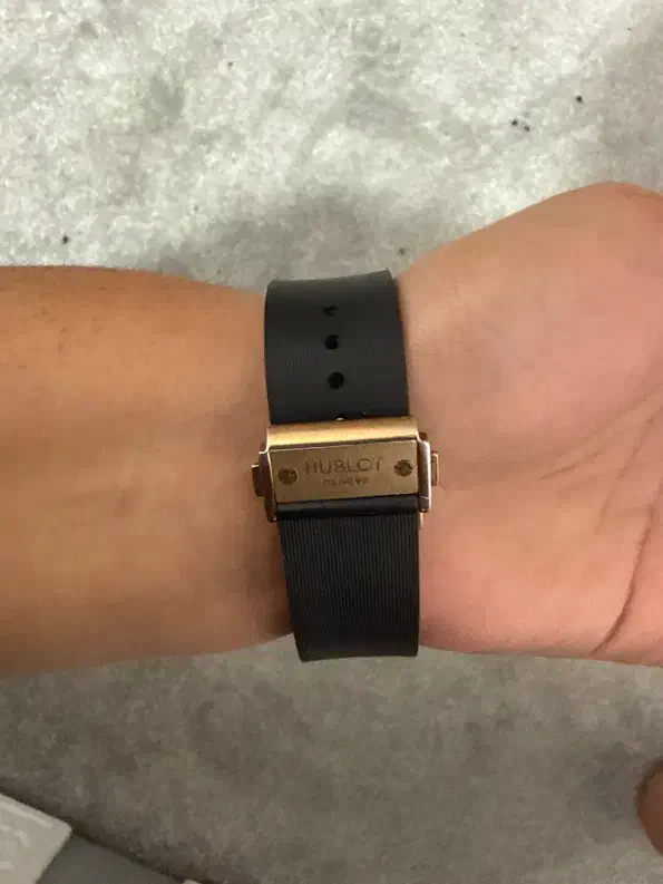 ساعت هابلوت|ساعت|شیراز, غدیر جنوبی|دیوار