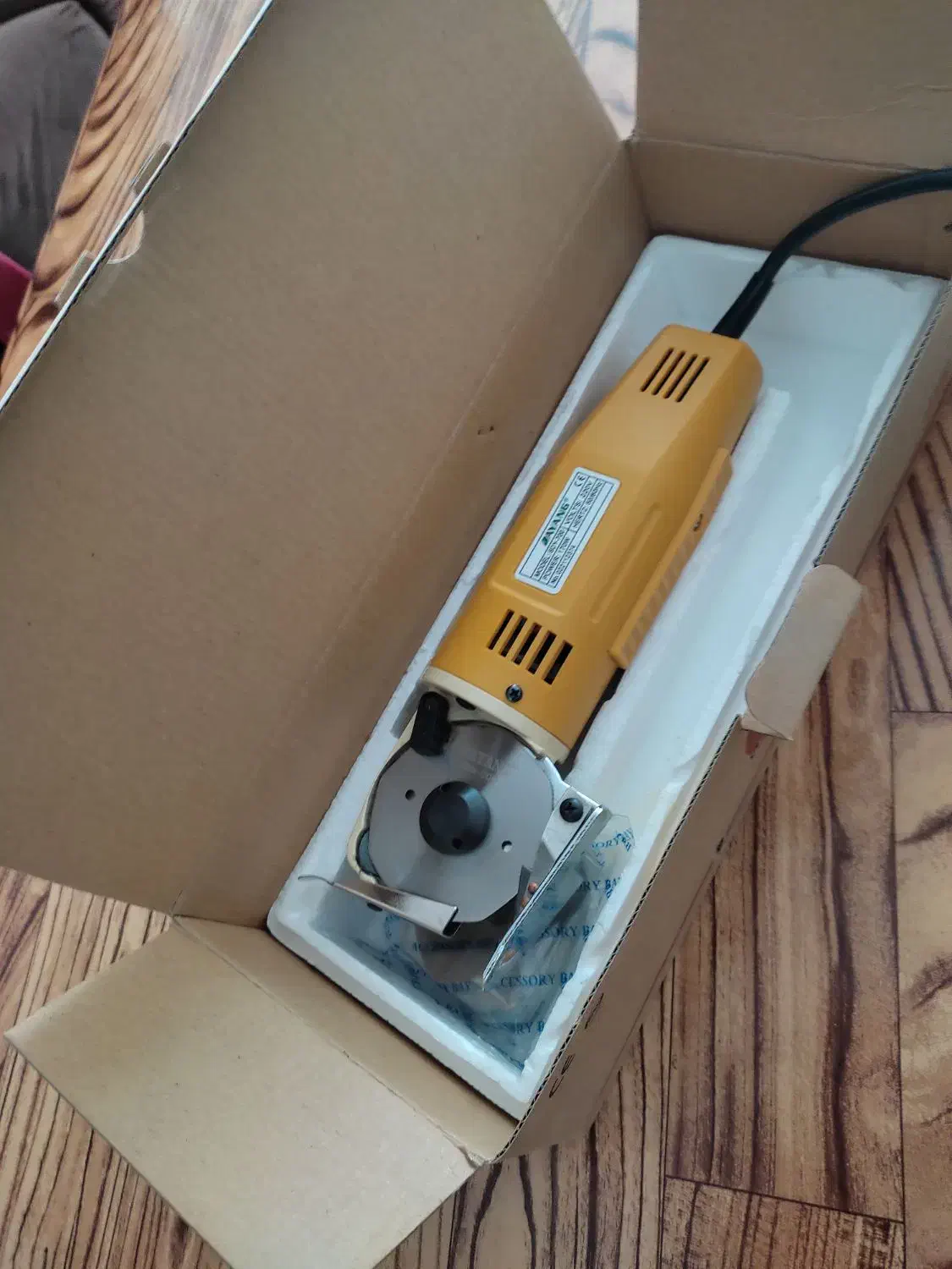 قیچی برقی کوچک|لوازم خیاطی و بافتنی|خمینیشهر, |دیوار