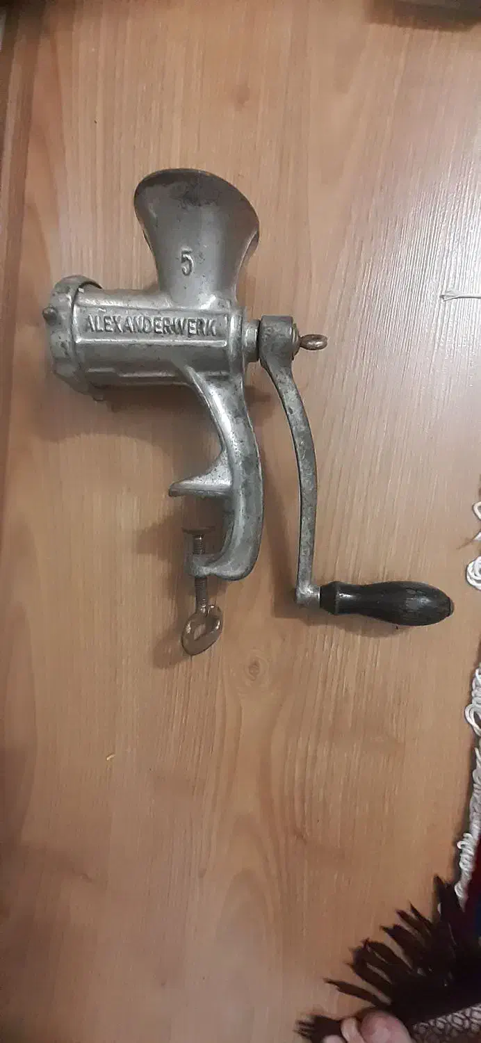 چرخ گوشت دستی قدیمی|کلکسیون اشیاء عتیقه|تبریز, |دیوار