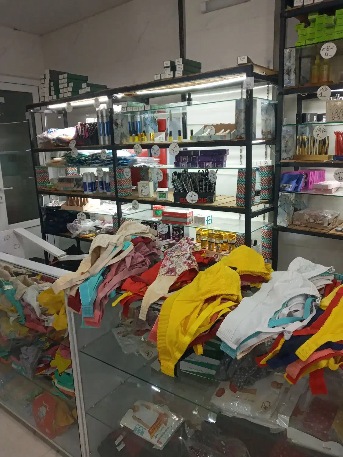 حراج مغازه پوشاک زنانه بچگانه .لوازم آرایشی. شال|لباس|خوی, |دیوار