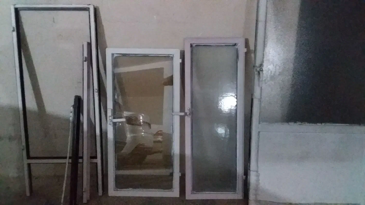 درب وپنجره آهنی. بدون چارچوب . شیشها برفی وبرنز|مصالح و تجهیزات ساختمان|پاکدشت, پاکدشت (مامازند)|دیوار