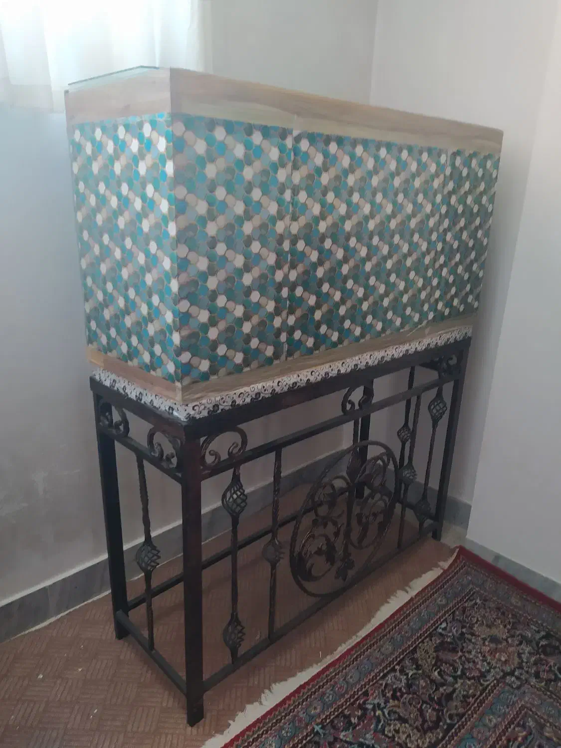 آکواریوم با وسایل سنگ و صخره|ماهی|مبارکه, |دیوار