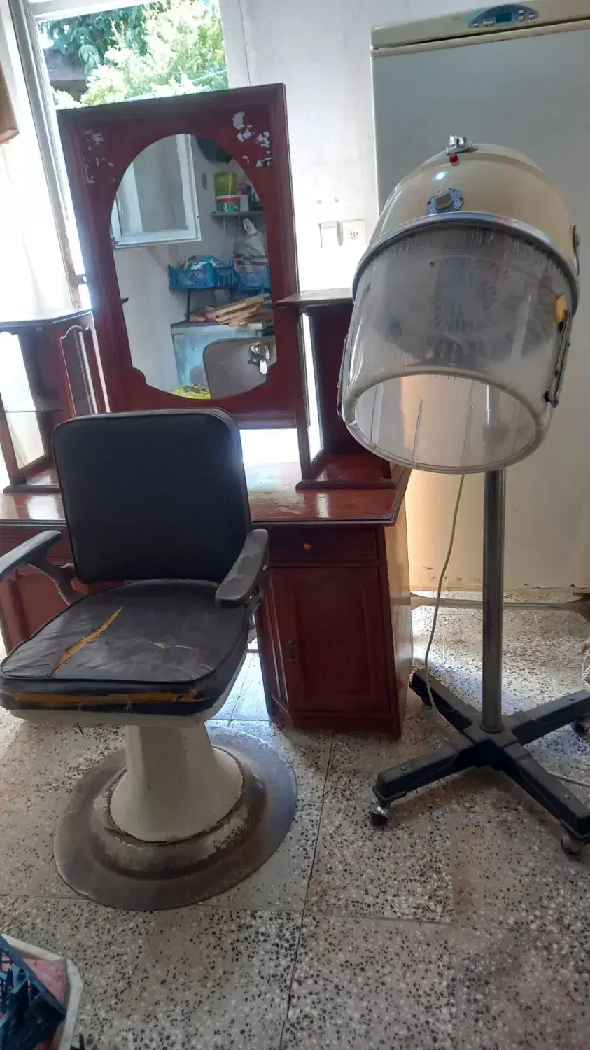 میز و صندلی آرایشگاه و سشوار ایستاده|آرایشگاه و سالنهای زیبایی|آزادشهر, |دیوار