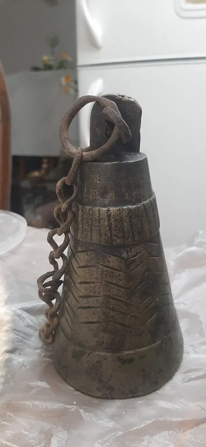 زنگوله دوران قاجاری برنجی ۱۵ سانتی بهمراه زنجیر|کلکسیون اشیاء عتیقه|سنگر, |دیوار
