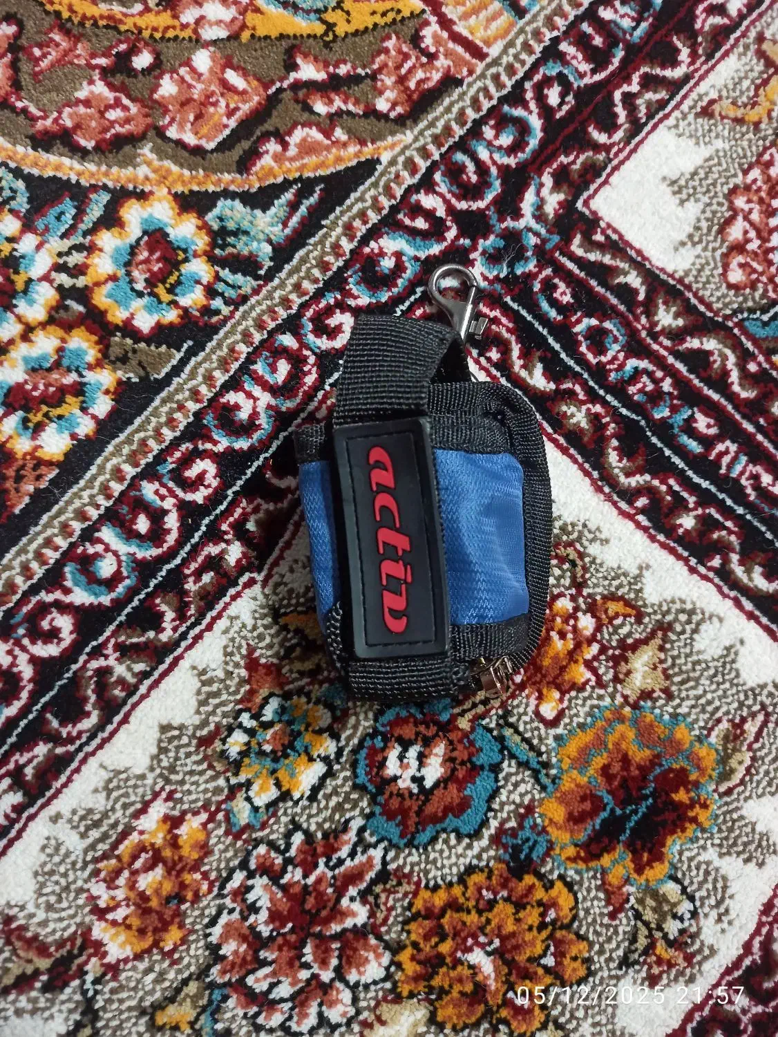 عینک پیدا شده|اشیا|مهاباد (آذربایجان غربی), |دیوار