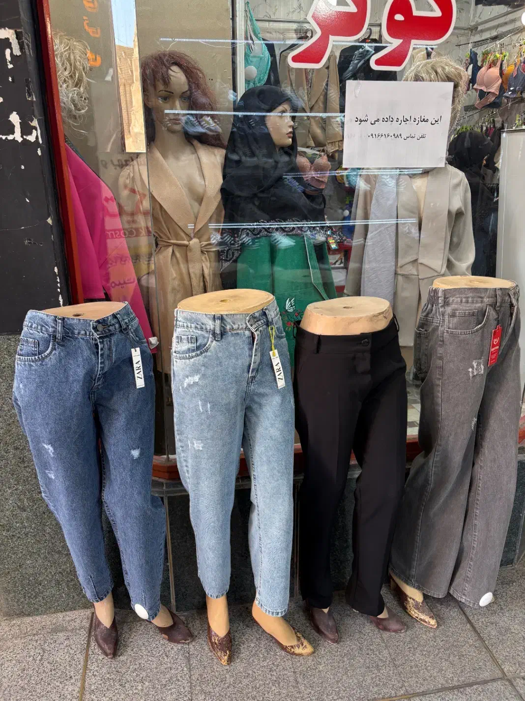 تعداد زیادی مانکن پا و مانتو به علت جمع کردن|لباس|شوشتر, |دیوار