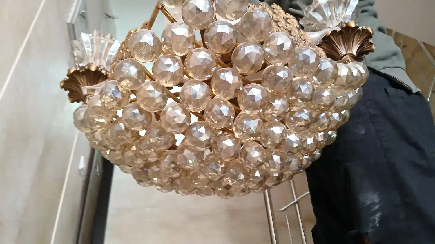 یک لوستر بزرگ و یک لوستر ست کوچک|لوستر و چراغ آویز|شاهین‌شهر, شهرک امید|دیوار