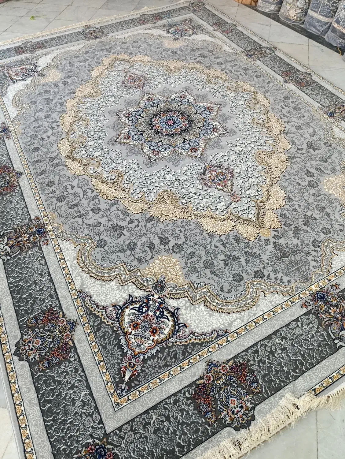 فرش12متری نقشه نسیم نقره ایی سلطنتی|فرش|زاهدان, |دیوار