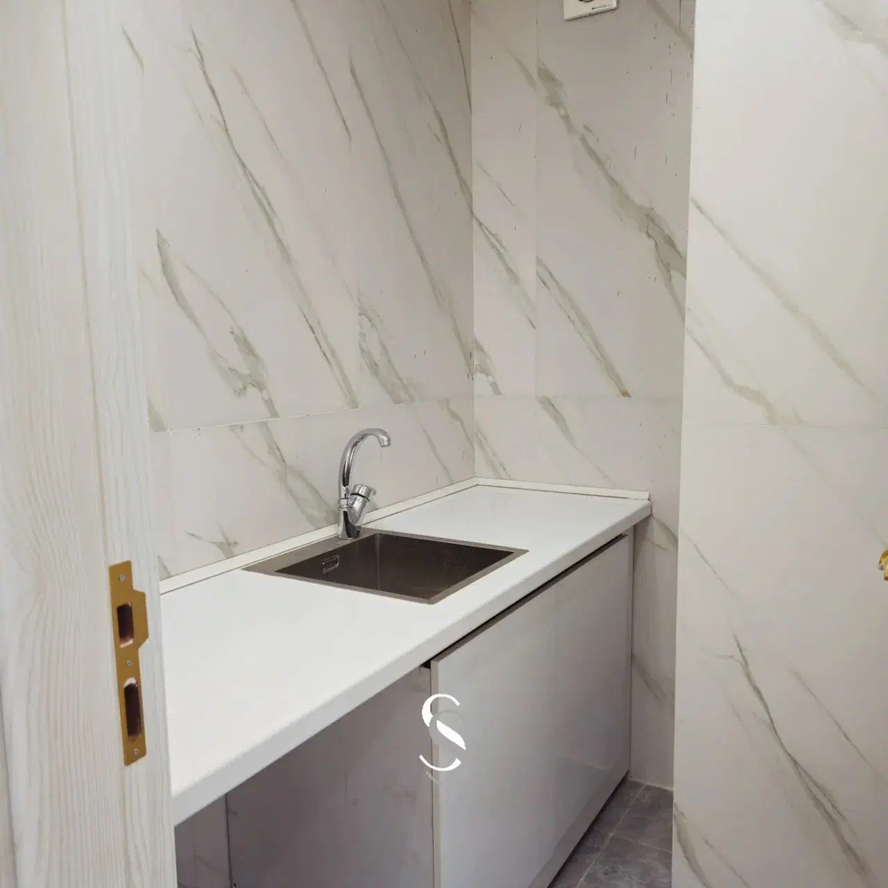 ۲۴۰متر ۳خواب نوساز /لوکیشن فوق العاده /۲پارکینگ