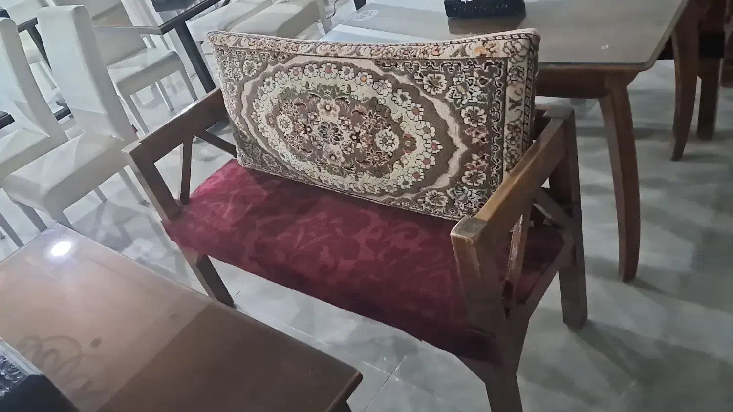 تخت چوبی واهنی وصندلی چوبی واهنی|صندلی و نیمکت|نور, |دیوار