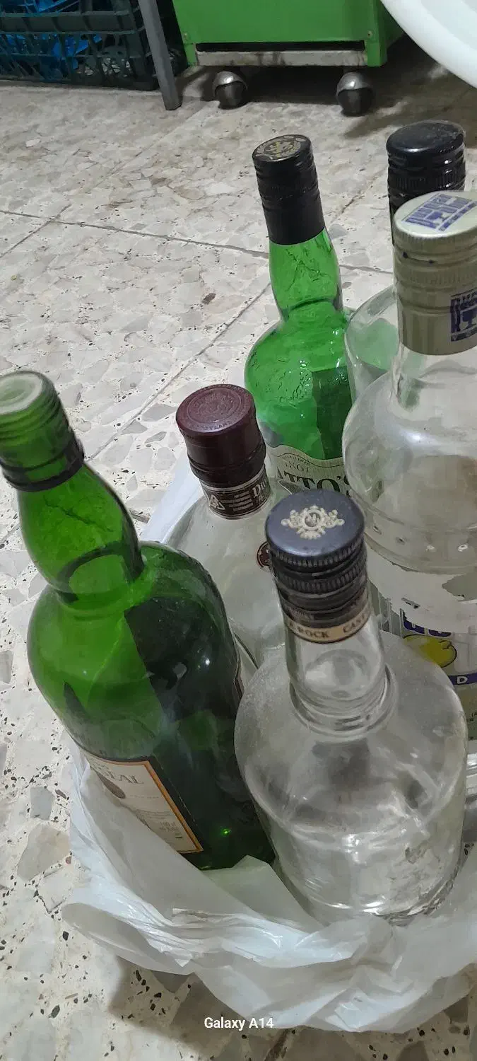 تعدادی شیشه|ظروف نگهدارنده، پلاستیکی، یکبارمصرف|لاهیجان, شهرک سلمان فارسی|دیوار