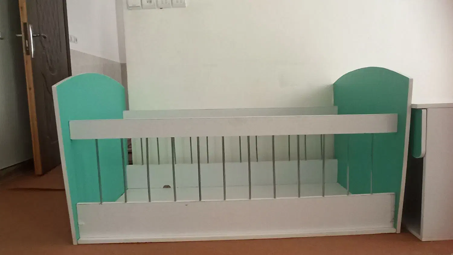 تخت نوازدی|تخت و صندلی بچه|نظرآباد, نظرآباد|دیوار