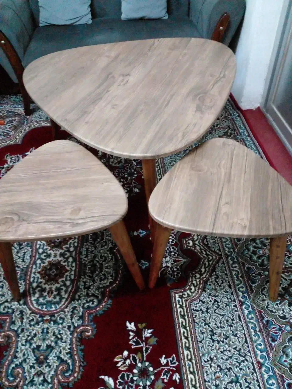 یک عددمیزجلومبلی به همراه ۳عددمیزعسلی|مبلمان خانگی و میز عسلی|رشت, انصاری|دیوار