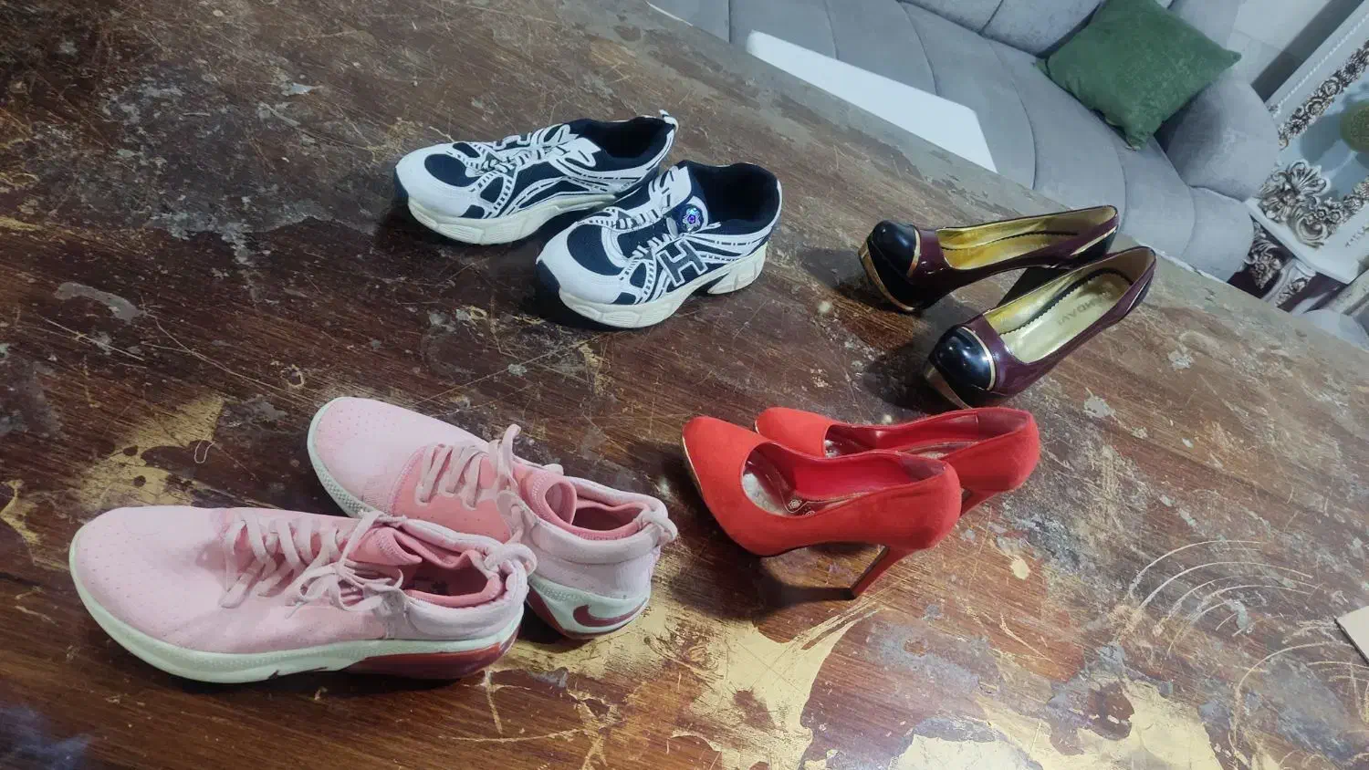 کفش|کیف، کفش، کمربند|میانه, |دیوار