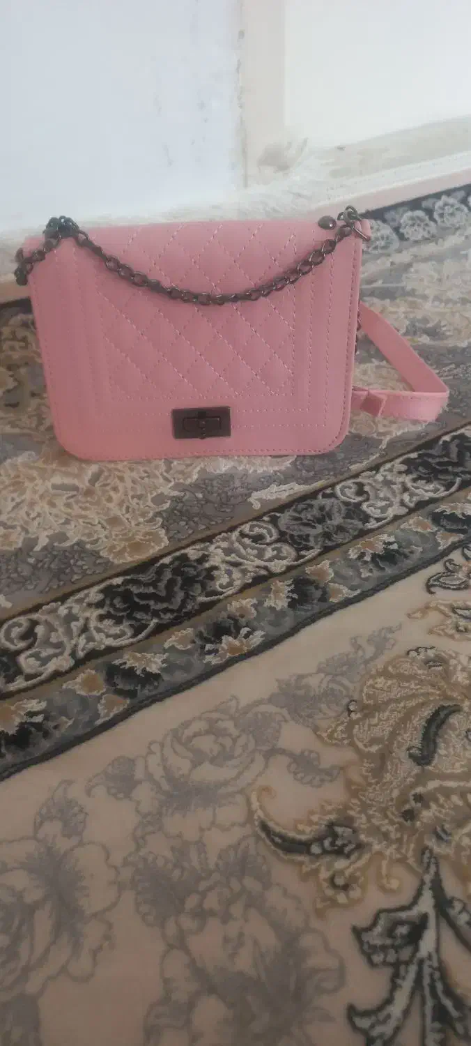 کیف بزرگ|کیف، کفش، کمربند|هشتگرد, هشتگرد قدیم|دیوار