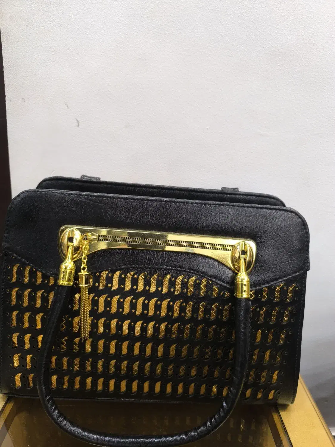 کیف|کیف، کفش، کمربند|دورود, |دیوار