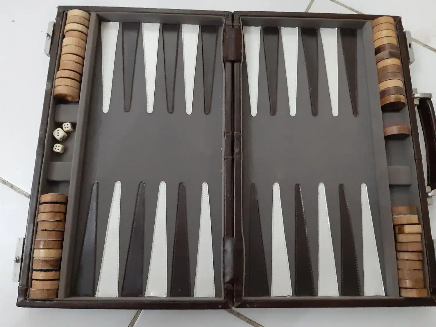 کیف تخته نرد چرم قفل رمز دار|کلکسیون و سرگرمی|محمدشهر, همایون ویلا|دیوار