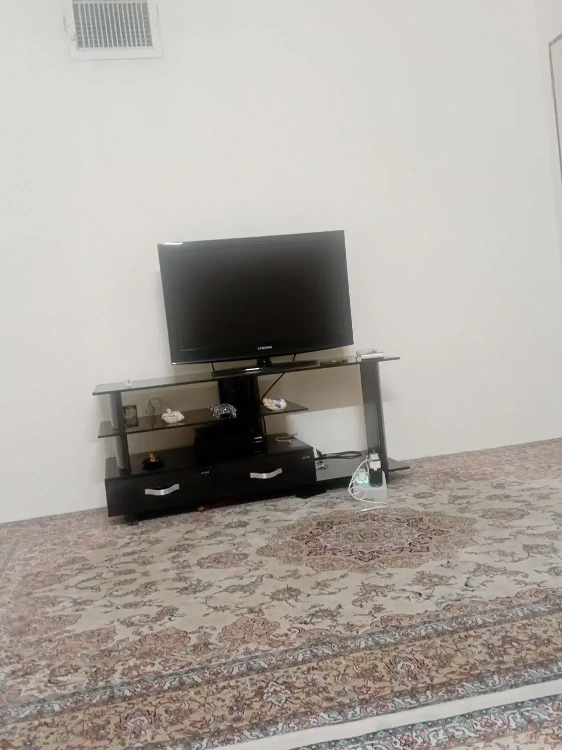 تلویزیون ۳۲ اینچ سامسونگ و میز|تلویزیون و پروژکتور|تهران, نازیآباد|دیوار