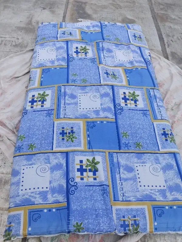 تشک خواب.|رختخواب، بالش، پتو|قم, سالاریه|دیوار