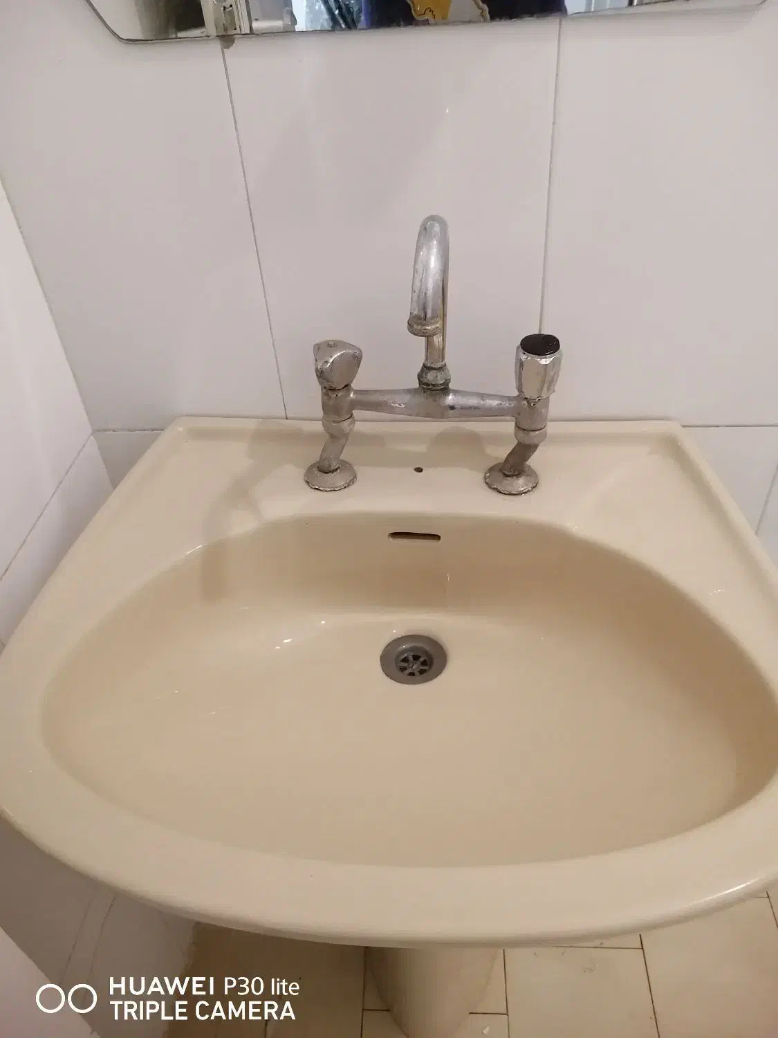 روشویی سالم وقابل استفاده همراه باشیرالات روش|لوازم سرویس بهداشتی|ارومیه, |دیوار