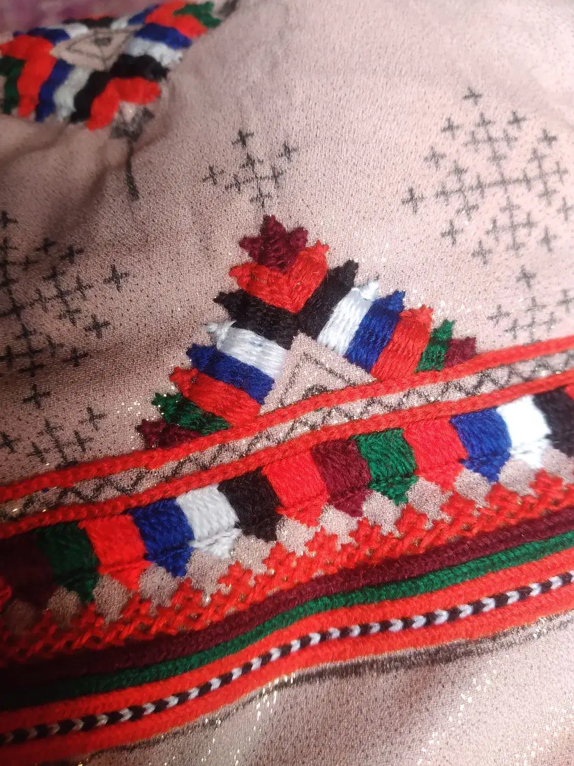 شیرازه و آینه|لباس|ایرانشهر, |دیوار