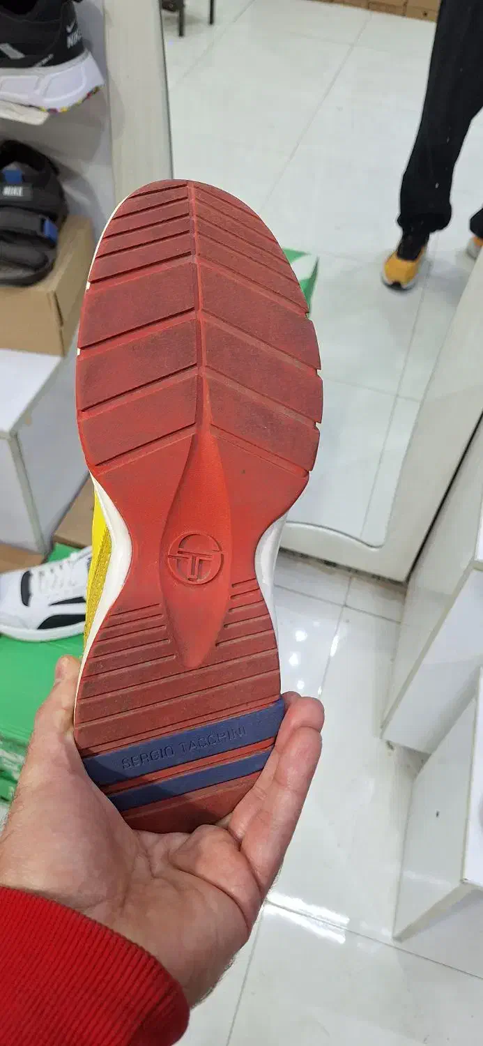 کتونی سرجیو وارداتی...در حد نو سایز ۴۲ بسیار شیک .|کیف، کفش، کمربند|رشت, منظریه|دیوار