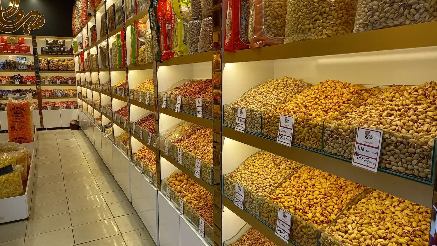 به یک فروشنده خانم نیازمندیم|استخدام بازاریابی و فروش|مشهد, حیدرآباد|دیوار